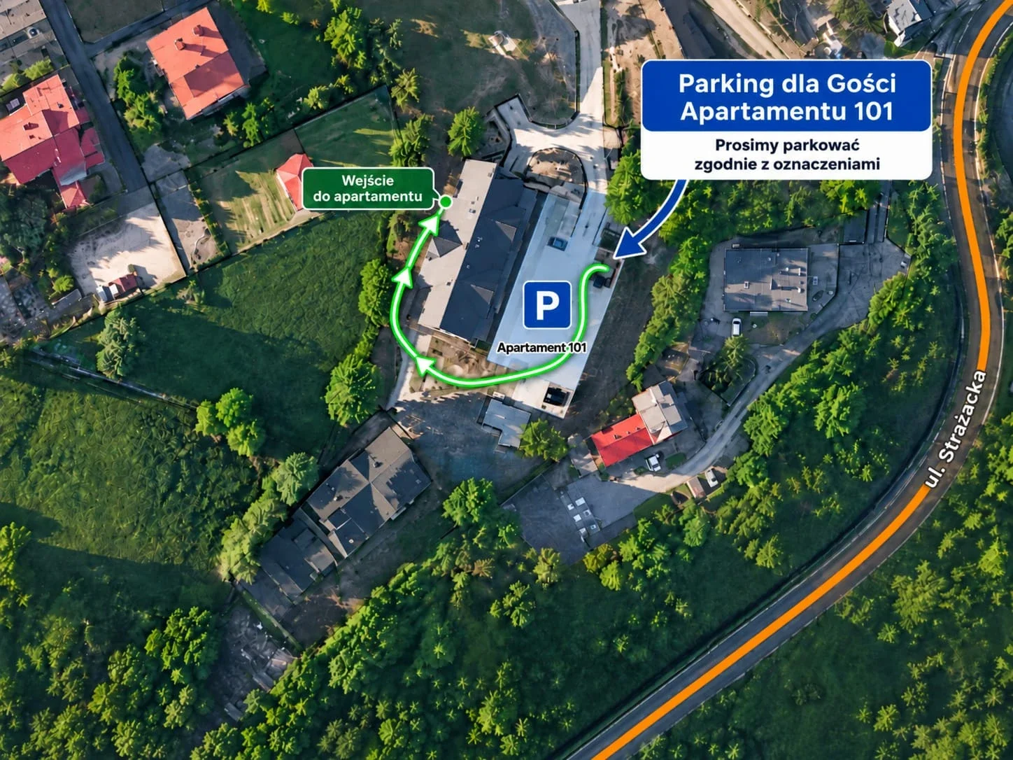 Zdjęcie lotnicze okolicy budynku przy ul. Strażackiej 6 w Karpaczu z zaznaczoną drogą. Niebieska strzałka prowadzi z ul. Strażackiej na parking dla gości oznaczony „P — Apartament 101”. Zielona ścieżka prowadzi pieszo z parkingu dookoła budynku do punktu „Wejście do apartamentu”.