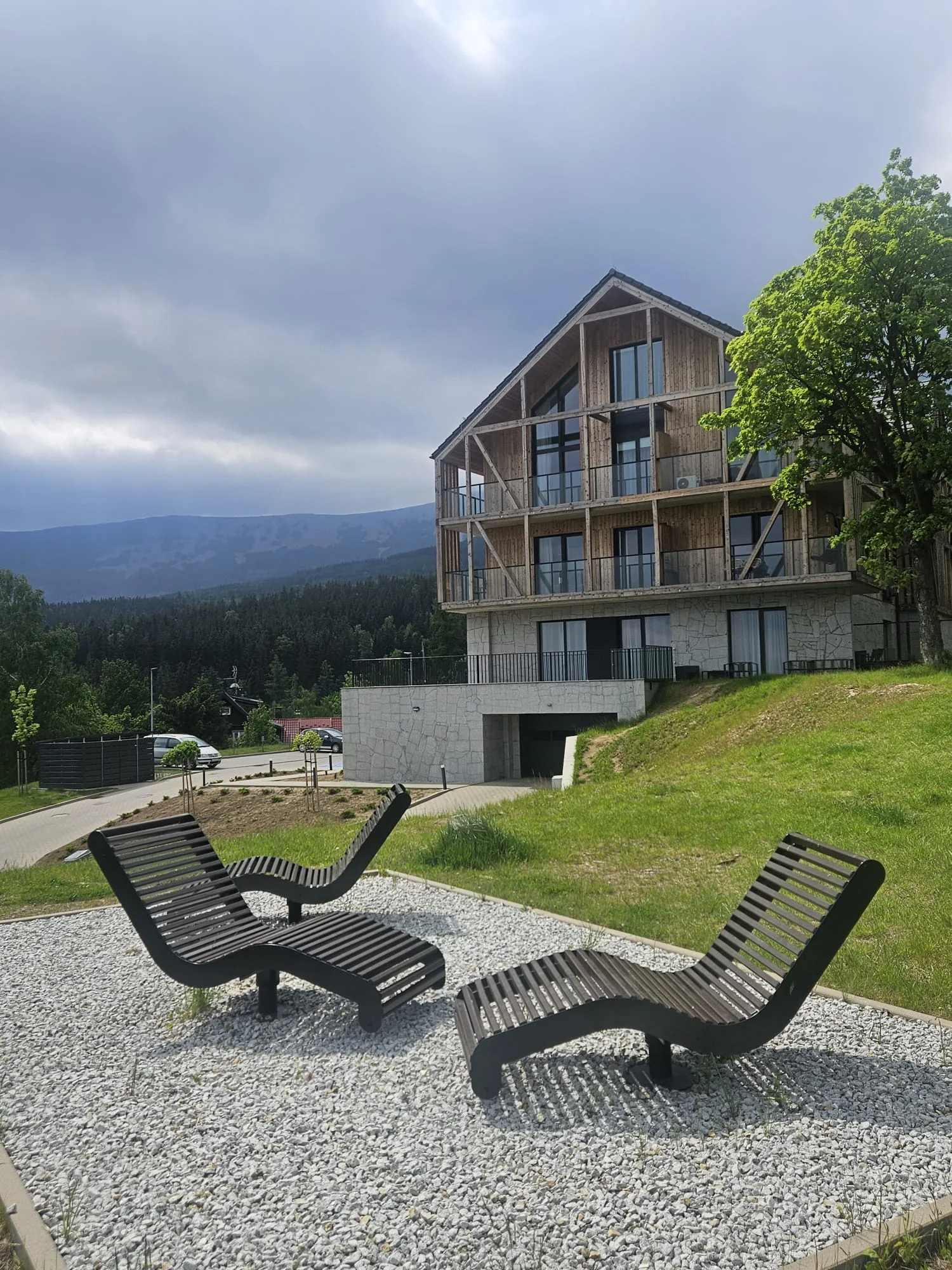 Budynek Orlik Residence na tle Karkonoszy